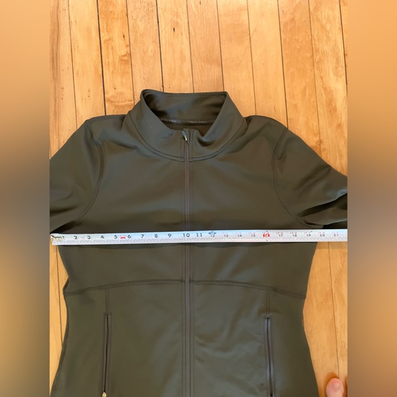 Aritzia Golden Heatform Relay Zip-Up in Dark Olive - Picture 9 of 10